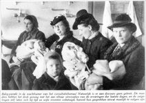 51783 Afbeelding van enkele moeders met kinderen in de wachtkamer van het Consultatiebureau voor Zuigelingen in het ...
